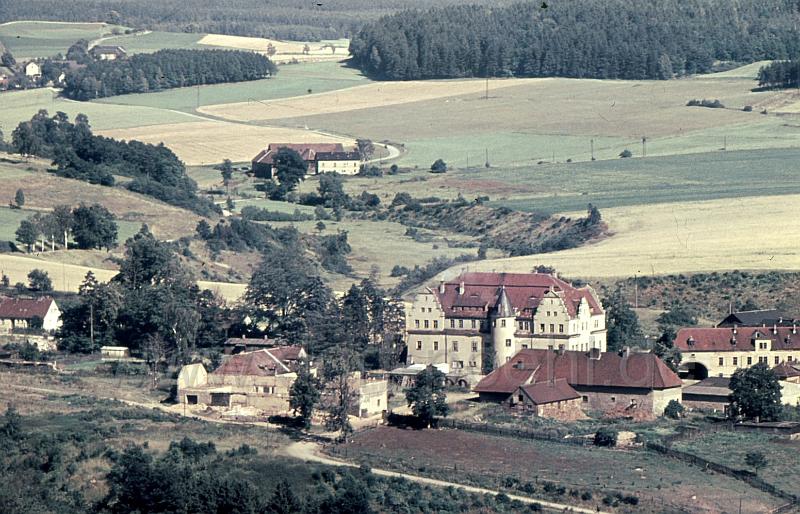 001 (8).jpg - Ansicht Schloss mit Wirtschaftsgebäuden, im Hintergrund Schäferei